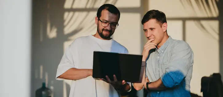 freelance présente une maquette de site internet à un client