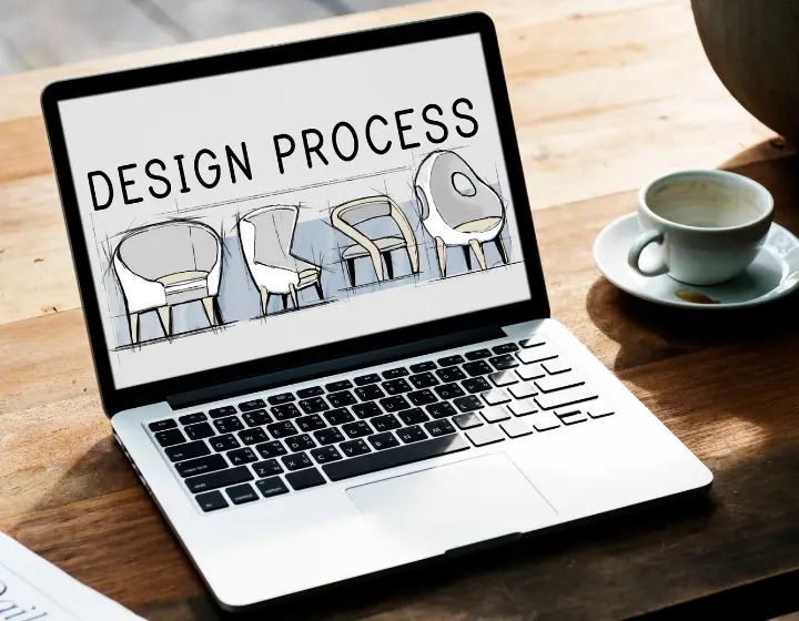 processus de création de site sur mesure affiché sur un ordinateur portable
