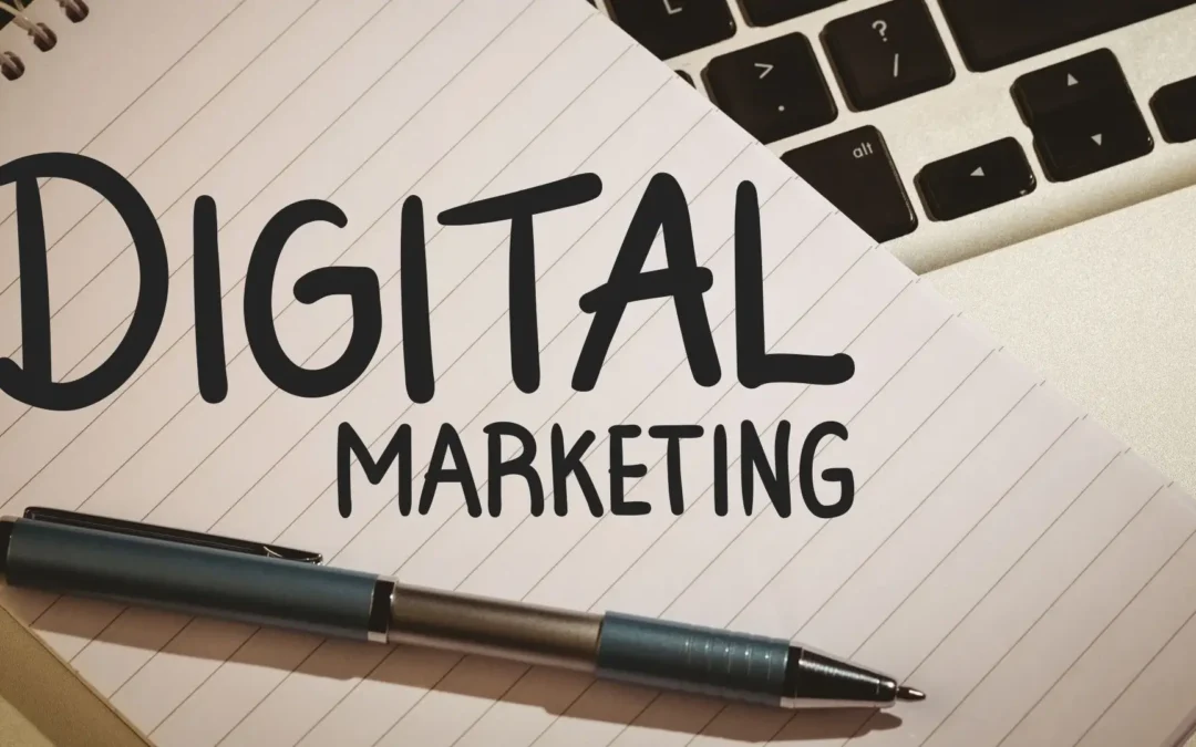 Clavier avec un bloc note par-dessus présentant le texte suivant marketing digital