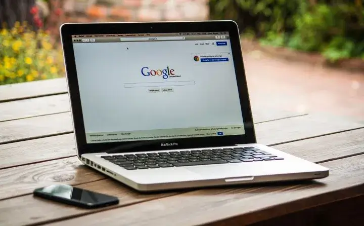 Un créateur de site internet professionnel qui affiche une page de recherche gogle