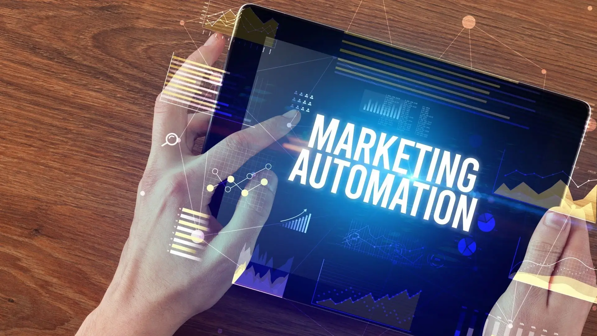 main tenant une tablette avec un texte automatisation marketing