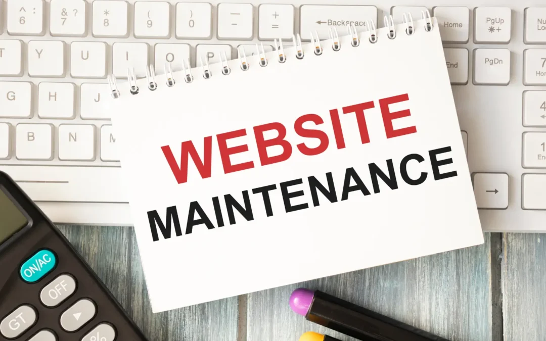Maintenance site internet : image avec clavier, calculatrice et bloc-notes “Website Maintenance”