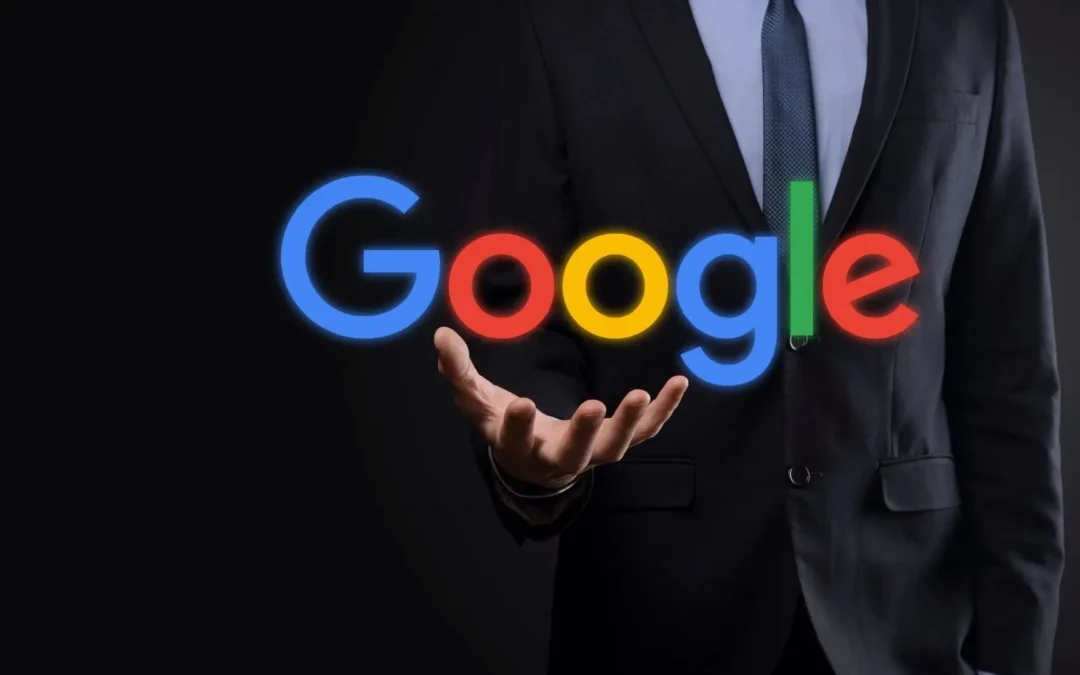 une main qui tien le logo Google - référencement naturel